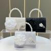 Borsa a mano da sera per ricevimento - Piccola borsa a tracolla Chloé con fiore di perle - Una borsa di nicchia