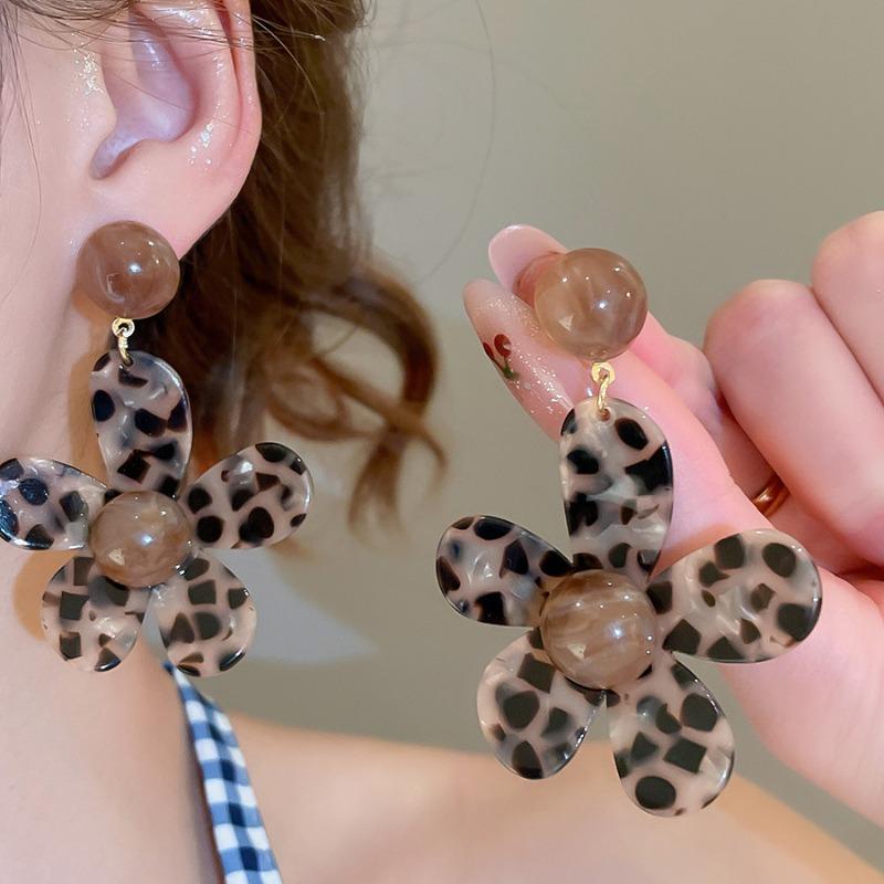 Orecchini a bottone geometrici rotondi con stampa leopardata in resina e pelle con ago d'argento moda autunno e inverno orecchini di nicchia di alta gamma da donna