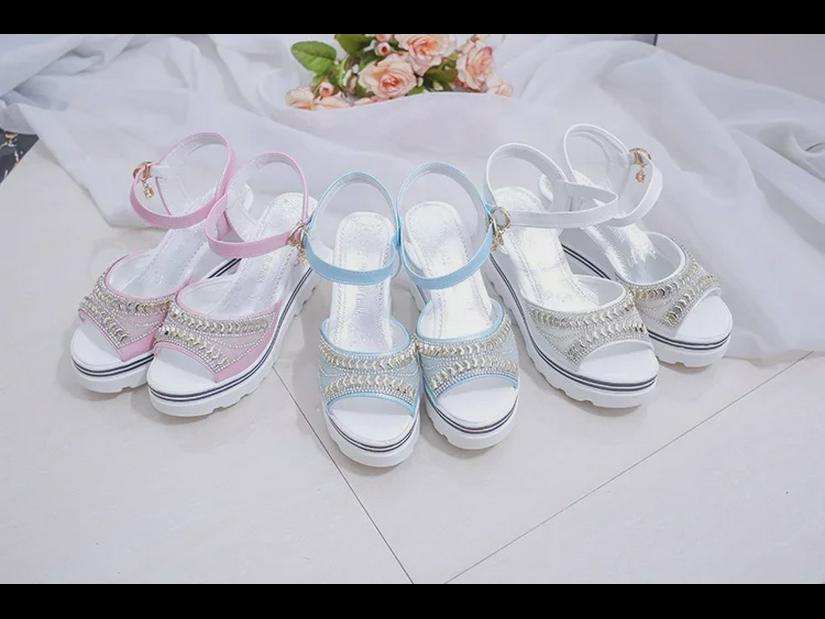 Damen-Sandalen mit Keilabsatz und Strasssteinen sowie Schnallendesign für den Sommer 2021