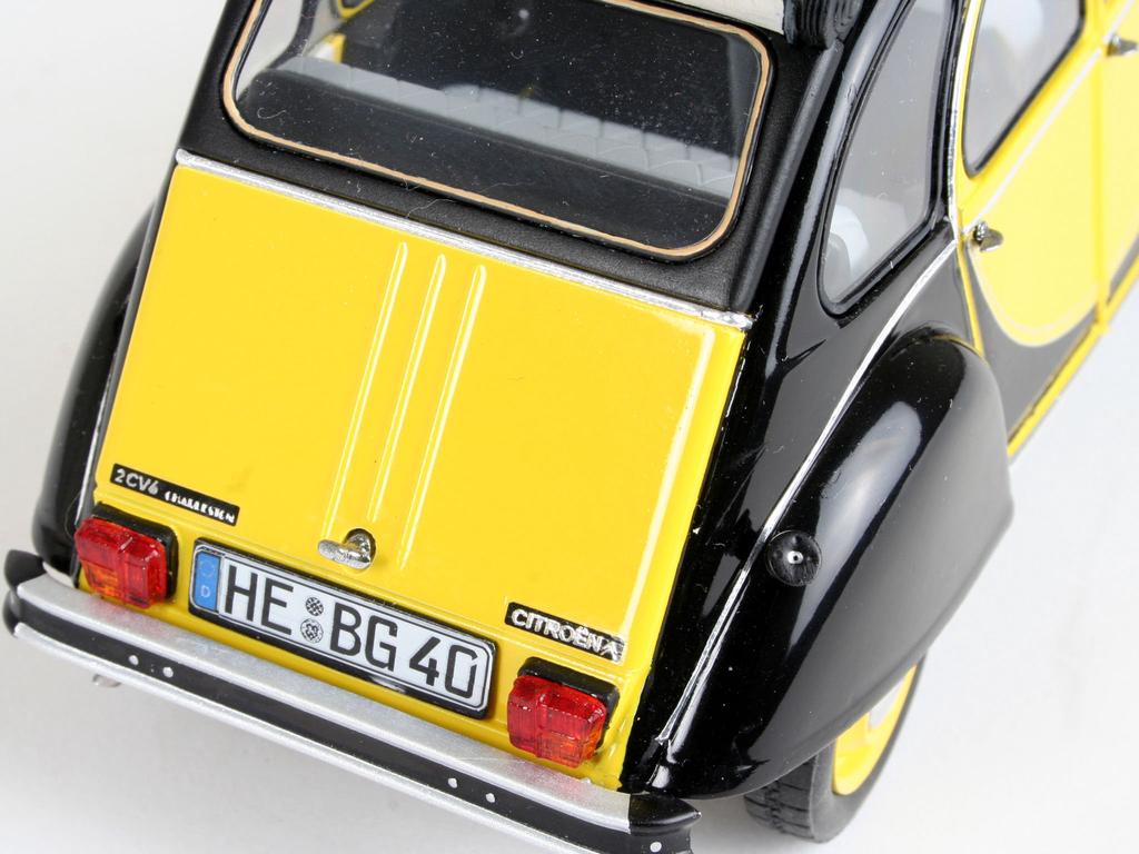 German Revell 1/24 Citroën 2CV Plastic Model 80-7095