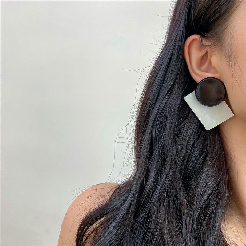 

Серьги-гвоздики из серебряной иглы, черно-белые геометрические, из смолы, корейские, простые, универсальные, темпераментные, модные, нишевые