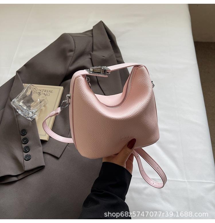 

Дизайнерская сумка нишевого бренда женская 2025 весна-лето новая женская сумка на одно плечо через плечо модная портативная универсальная ручная сумка для поездок на работу розовый