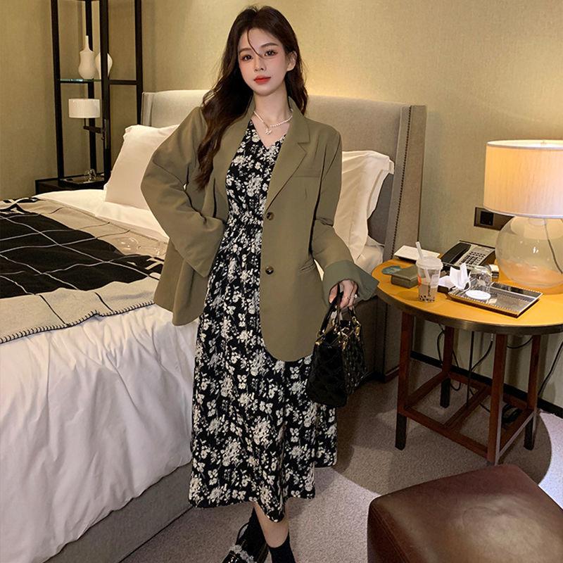 Módní šaty s květinovým potiskem s výstřihem do V a zvonovými rukávy pro ženy plus size