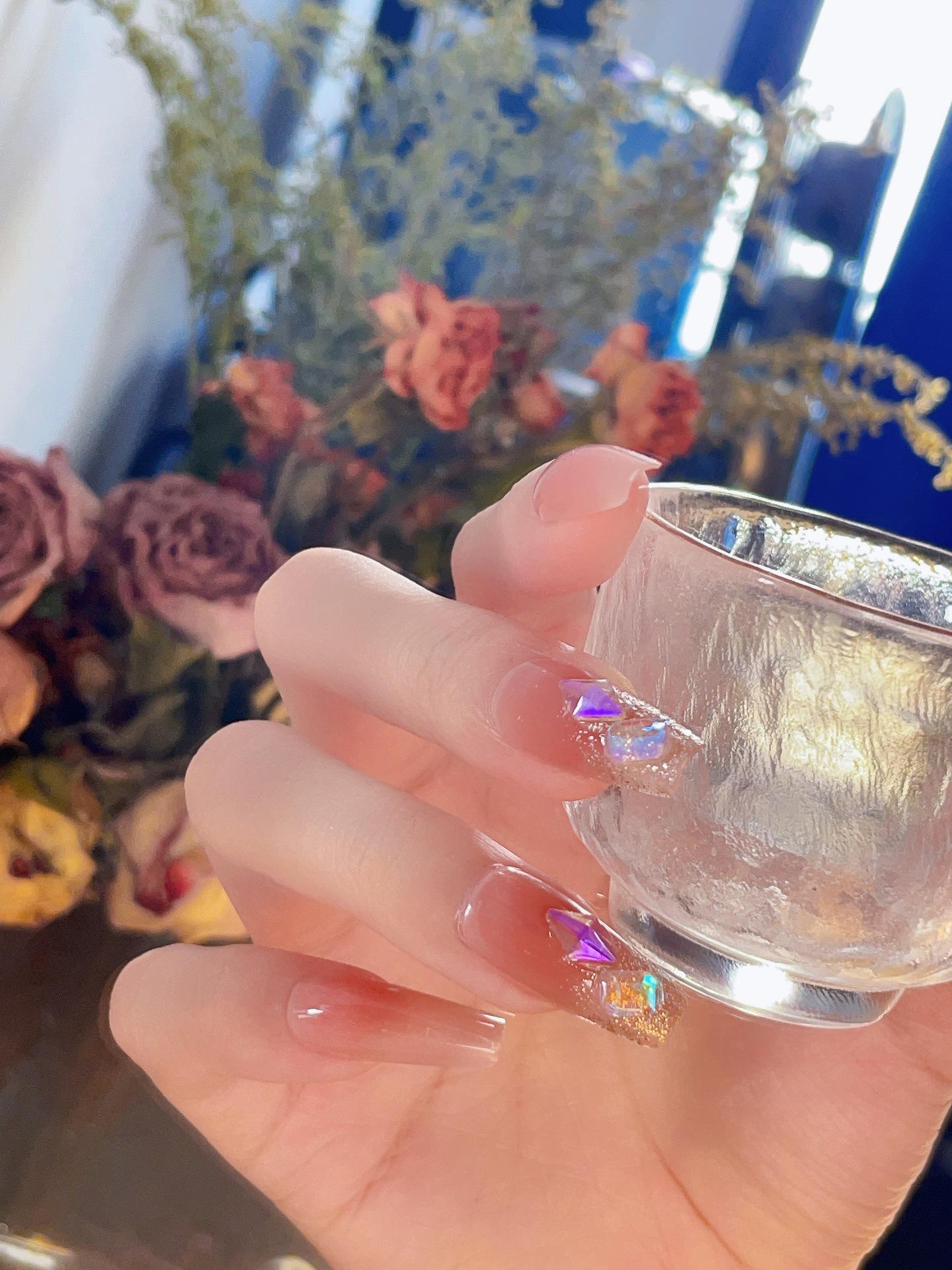 

Набор из 24 модных накладных ногтей: Полупрозрачный розовый с дизайном «Аврора» — Элегантный и нежный искусственный нейл-арт