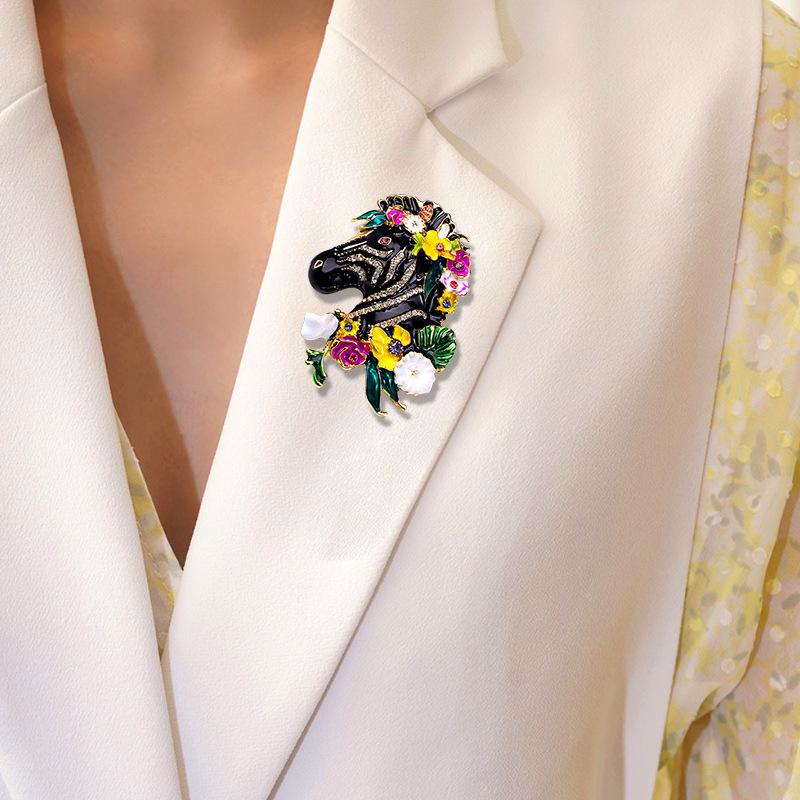 Mellan Design Kvinnor Män Vintage Blomma Häst Emalj Märken Pins Mode Klassisk Retro Djur Dripande Olja Broscher Accessoarer