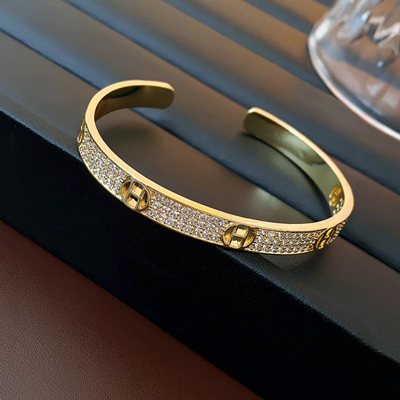 

Металлический браслет из циркония в стиле H : Элегантные, универсальные и модные украшения для женщин.