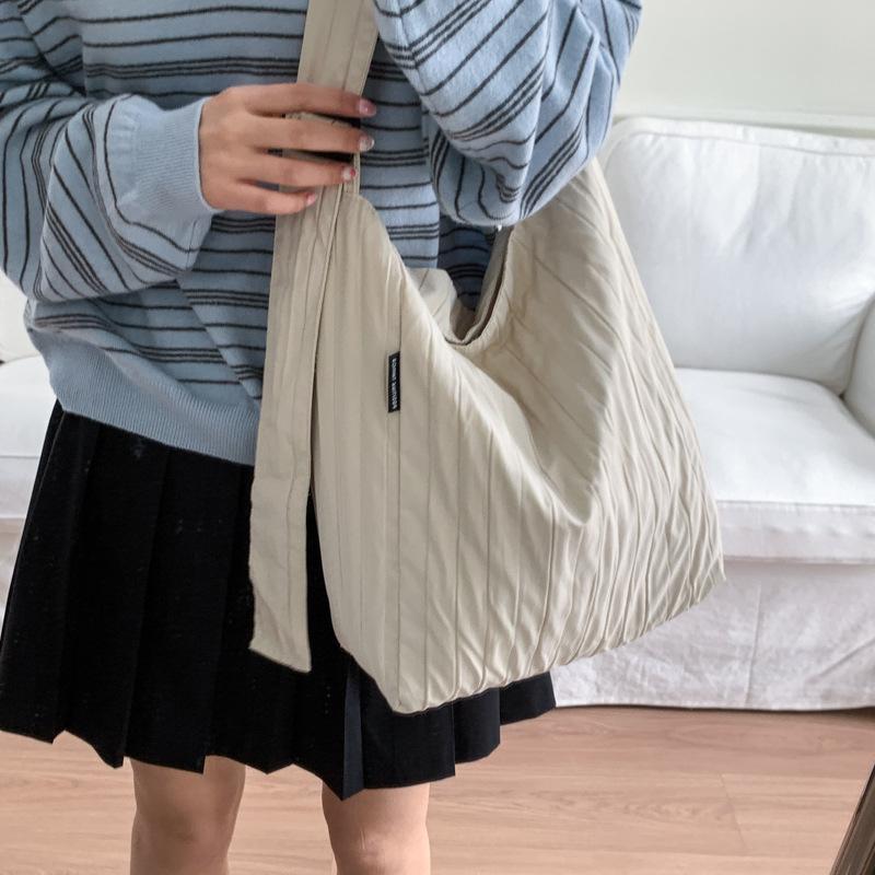 

Large-capacity bag women s 2025 new simple literary girl shoulder nylon bag fashionable striped commuter tote bag 37*12*36 белый