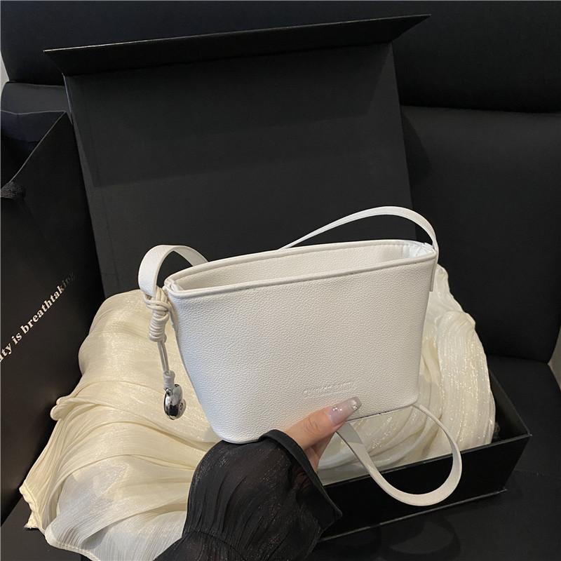 New Niche Design Shoulder Bag Premium Texture Messenger Bag Temperament Versatile Shoulder Bag Fashion Commuter Messenger Bag