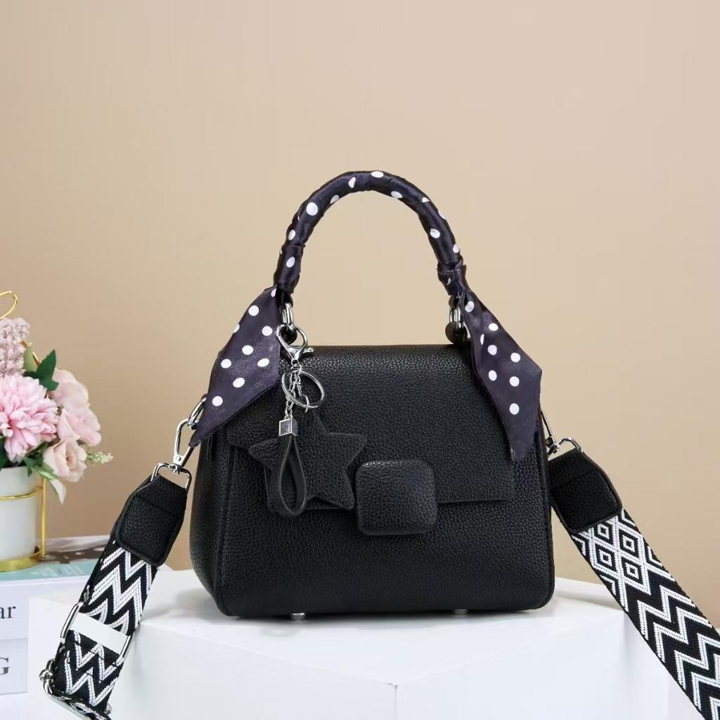 Bag Women's 2026 New Korean Fashion Messenger Bag Large Capacity Temperament Shoulder Small Square Bag Commuter Women's Bag Bgas