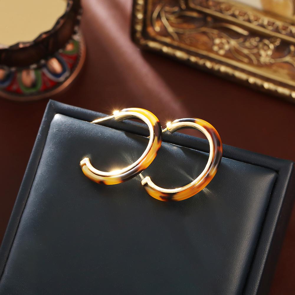 Zhao Lusi Xu Yan Maelard Caramel C-Shaped Minimalist Fashion Earrings