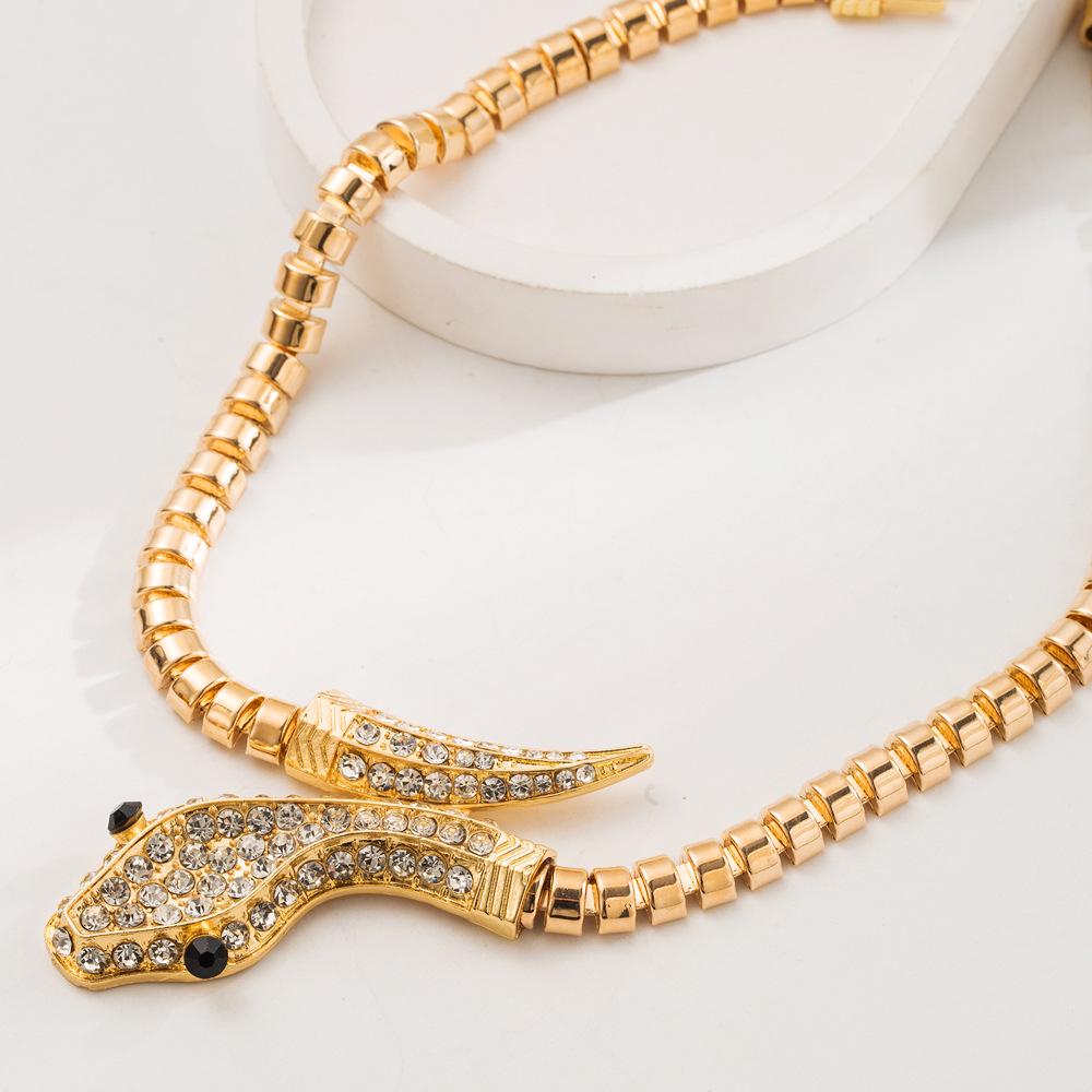 Przesadny naszyjnik węża: Łańcuszek na obojczyk z cyrkoniami, Modny dodatek na imprezę