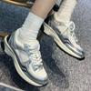 2026 atmungsaktive Plateau-Freizeitschuhe neue Höhensteigerung Dad duftendes Netz-Sportschuhe vielseitige Mode Pendler Männer und Frauen