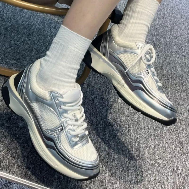 2026 atmungsaktive Plateau-Freizeitschuhe neue Höhensteigerung Dad duftendes Netz-Sportschuhe vielseitige Mode Pendler Männer und Frauen