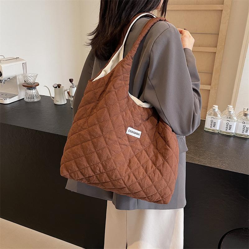 Tote bag women's popular new large capacity rhombus embroidery shoulder bag student class bag commuter tote bag