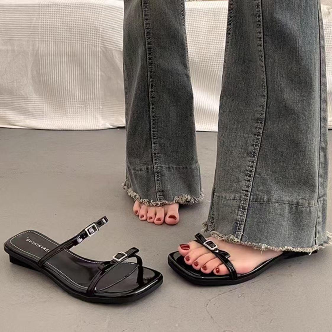 

High-end outer wear fashionable silver flat sandals 2025 summer new popular French beautiful temperament cool slippers women 35