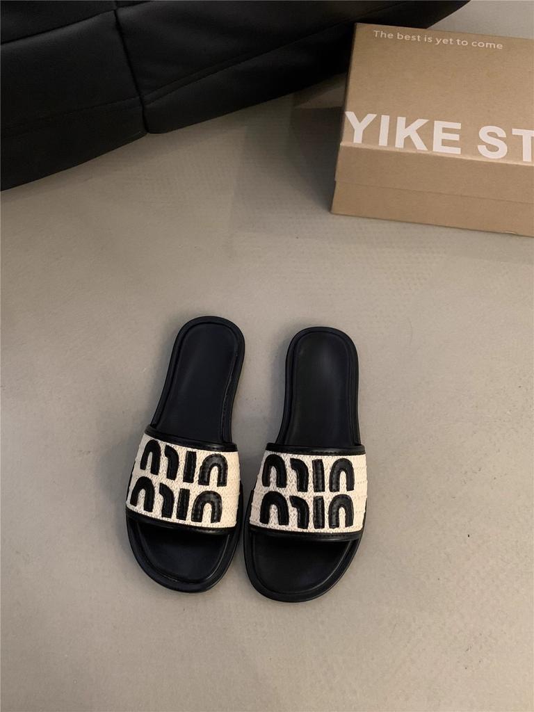 Flat-bottomed small fragrant wind one-word slippers women's shoes 2025 new summer wear French small sandals beach sandals