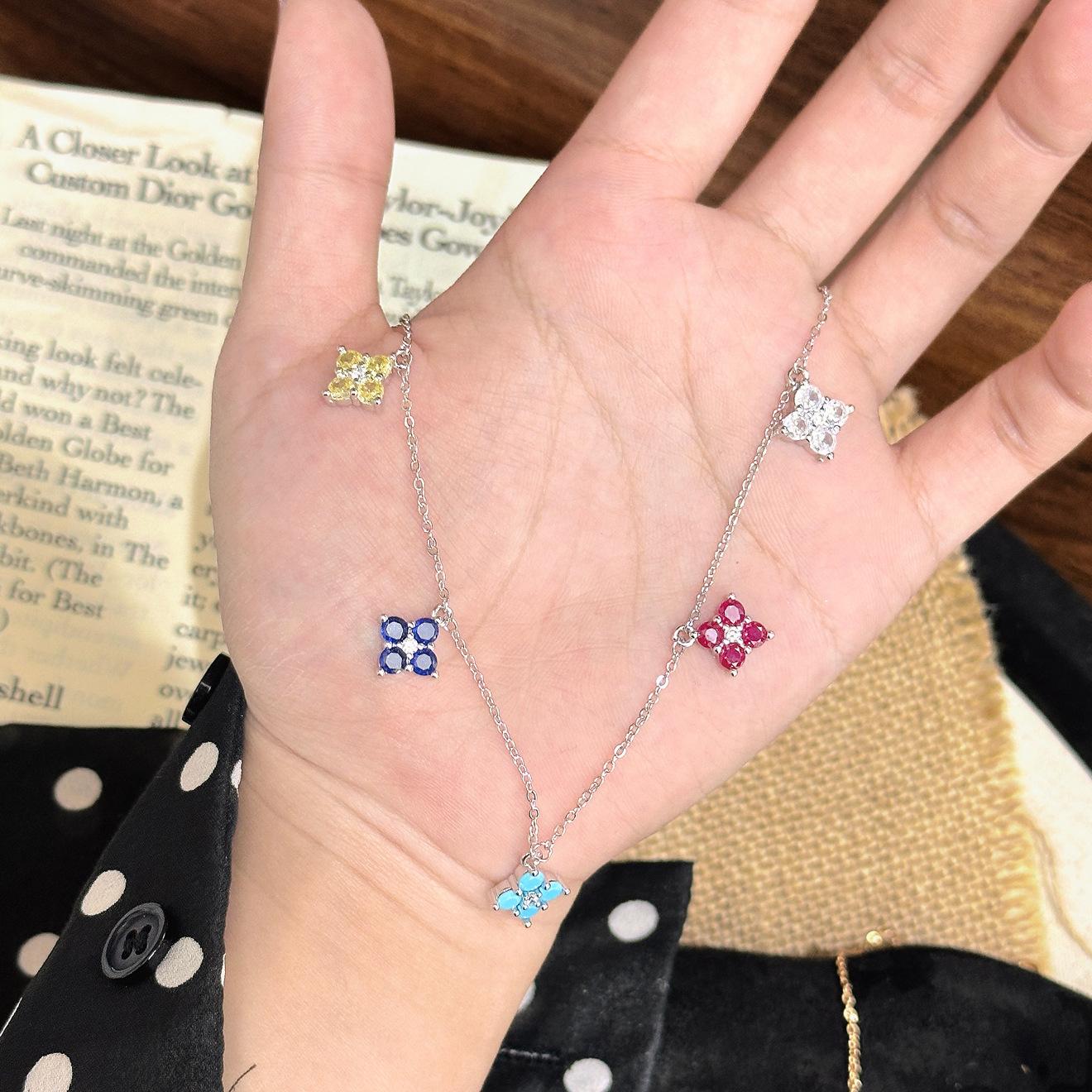 

Xiaohongshu retro dopamine color five-flower four-leaf clover necklace French elegant stacked collarbone chain платиновий