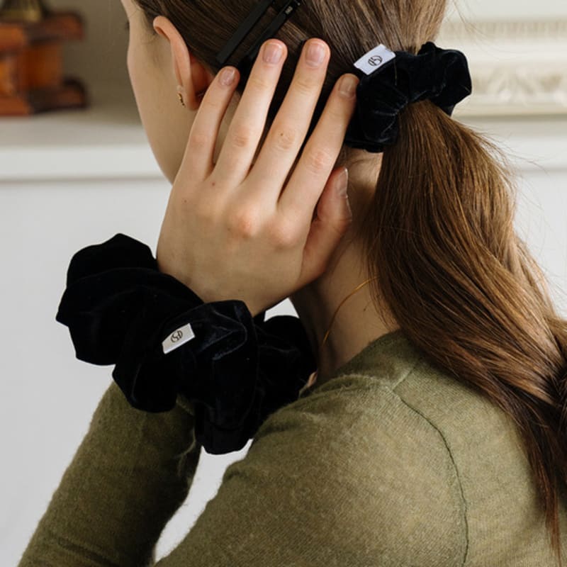 

Имеет HFS029 Блестящий бархатный шушу Grey_L+7000