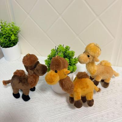 Portachiavi Peluche Cammello e Ciondolo Zaino Bambola