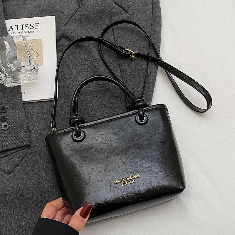 2025 wholesale popular classic simple solid color portable bucket bag fashion hot sale commuter versatile messenger bag bag women