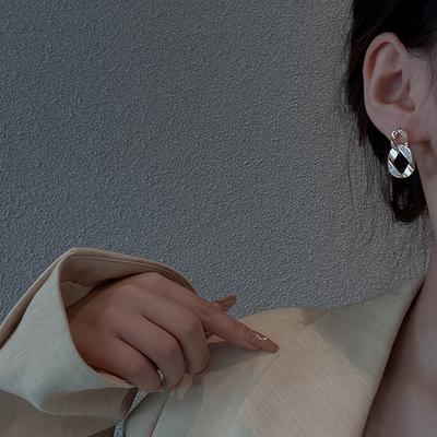 Pendientes geométricos de lujo ligero japoneses y coreanos diseño de nicho tachuelas de viento frío de alta gama pendientes personalizados exquisitos