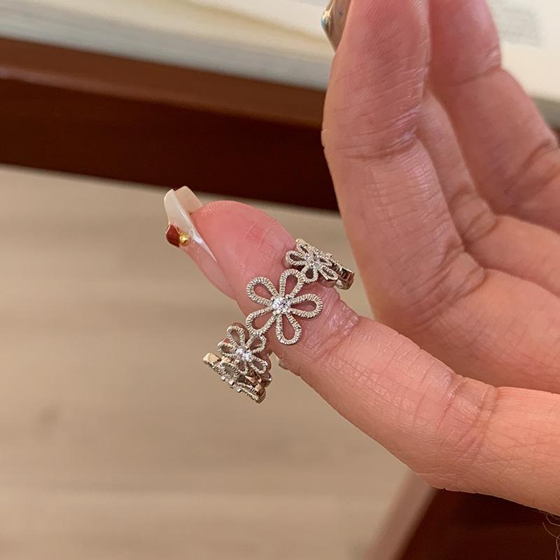 Exquisite, Personalized Hollow Floral Ring for Women - Unique, Fashionable, and Versatile Finger Accessory