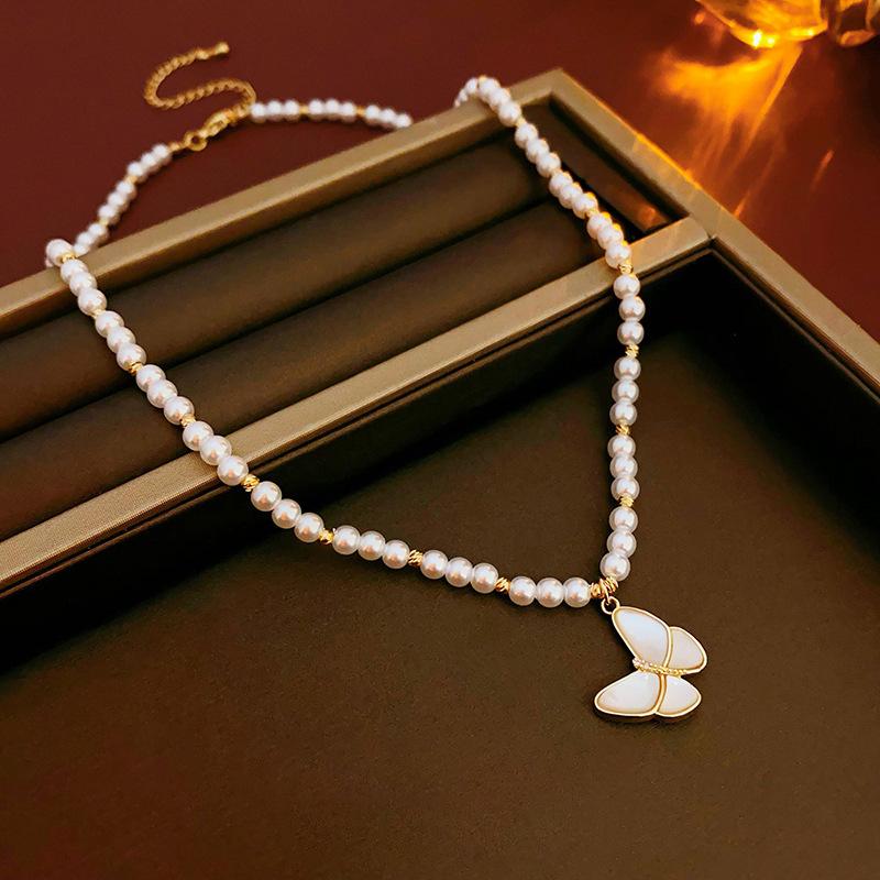 Butterfly Irregular Pearl Necklace Medieval Vintage Temperament Collarbone Chain Versatile High-end Jewelry