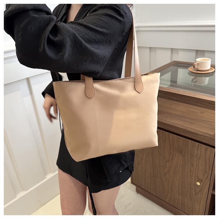 Korean-Style Large Capacity Spring 2024 Fashion Tote: Retro Casual Women's Shoulder Bag