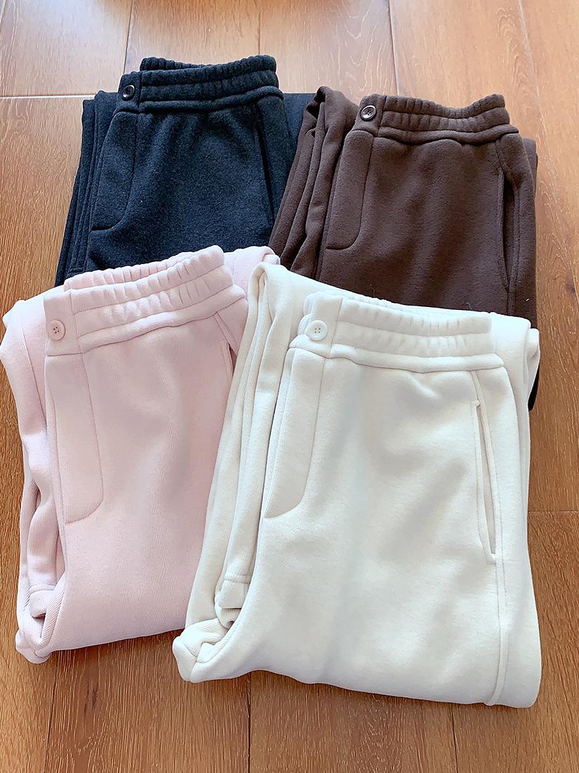 

Luxurious Fleece-Lined Wide-Leg Pants: Timeless Style with Elastic Waist, Perfect for Casual Elegance and Winter Warmth. Extra Large 135-155 lbs