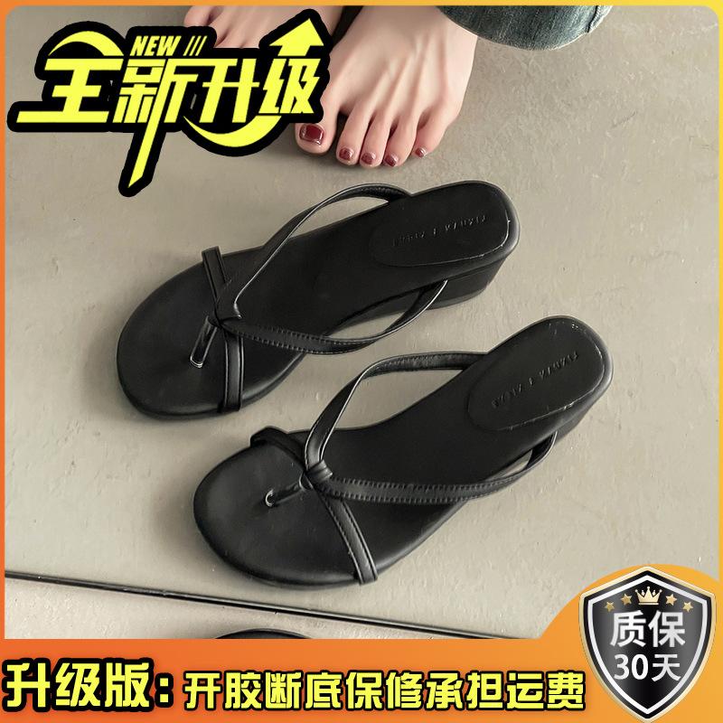 Kleine slippers met dikke zool zomer 2025 Franse zachte temperament fee suède teenhelling hak koele slippers