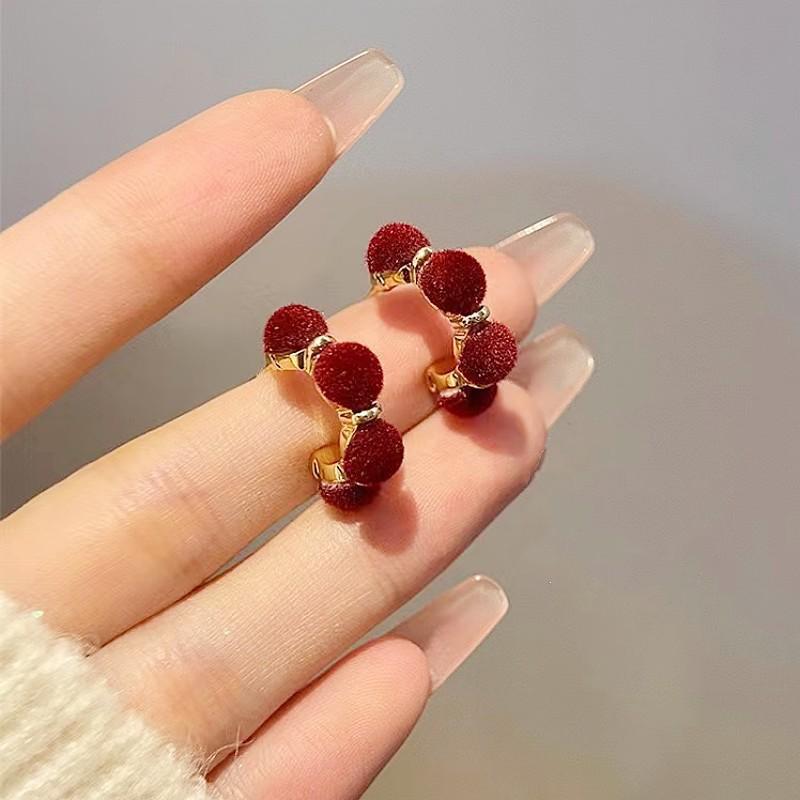Fashion light luxury simple earrings women's silver light luxury high-end small earrings niche design trendy cool earrings