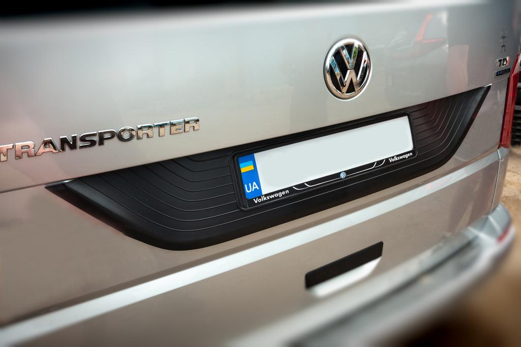 

Пластиковая накладка на крышку багажника Красная для Volkswagen T6