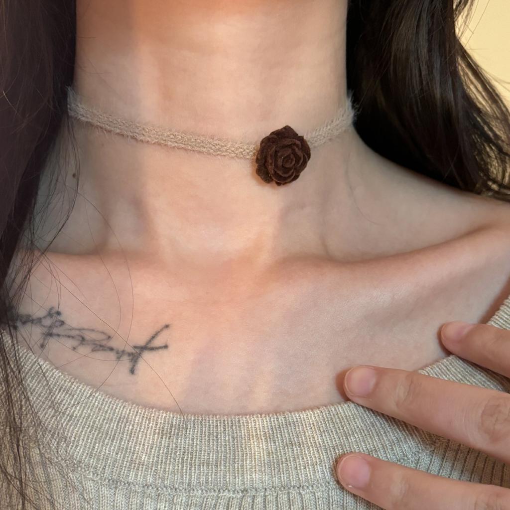 Collier ras du cou en forme de rose café pour femme, simple, haut de gamme, tendance, automne et hiver