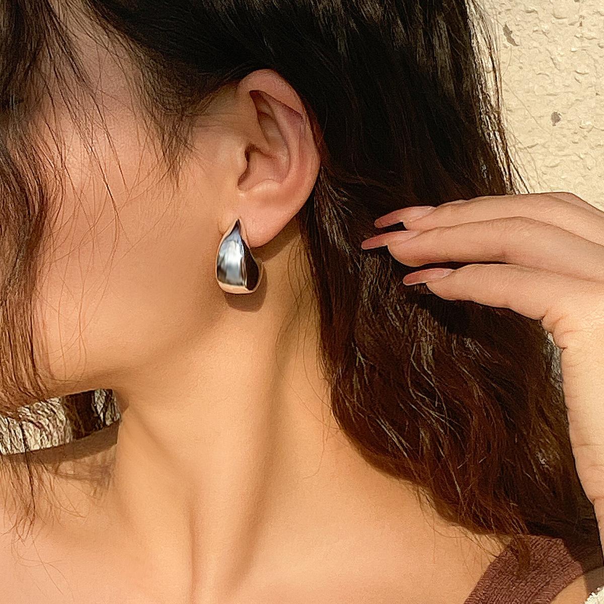 

Stylish And Simple Glossy Water Drop Comma Stud Earrings Female, Personalized Metal Mirror Round Earrings