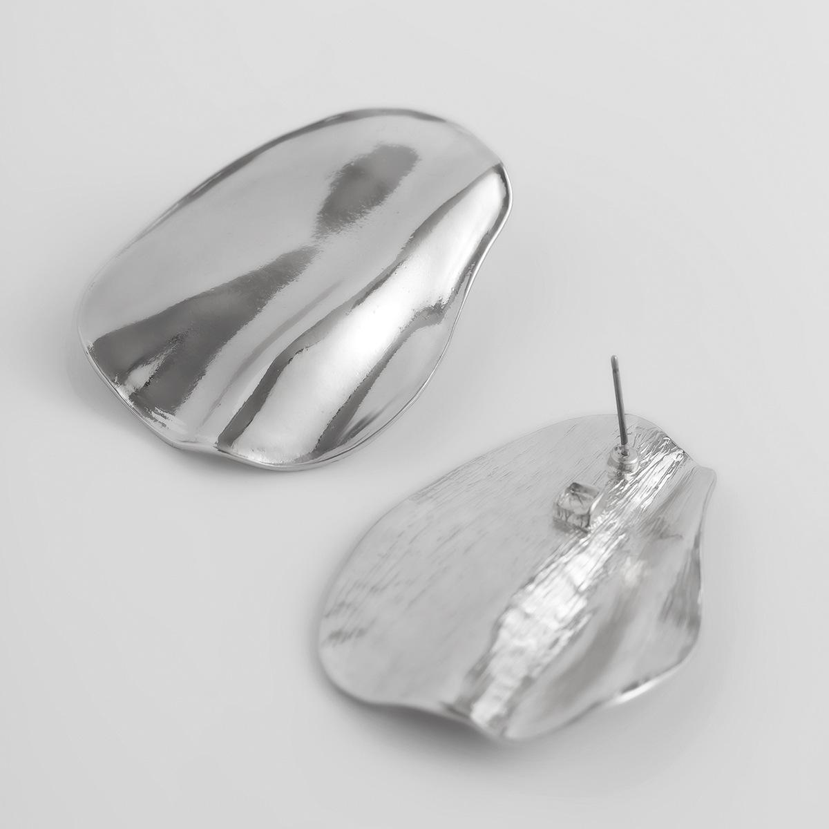 

Преувеличенные серьги, морщинистая текстура, легкие роскошные крупные серьги, геометрическая простота, нишевые серьги