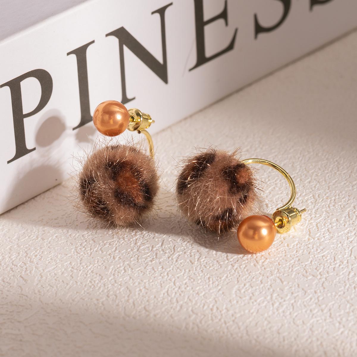 Autumn And Winter Maillard Plush Leopard Print Ball Stud Earrings Female, Light Luxury Retro High-End Fashion One Two-Wear Earrings