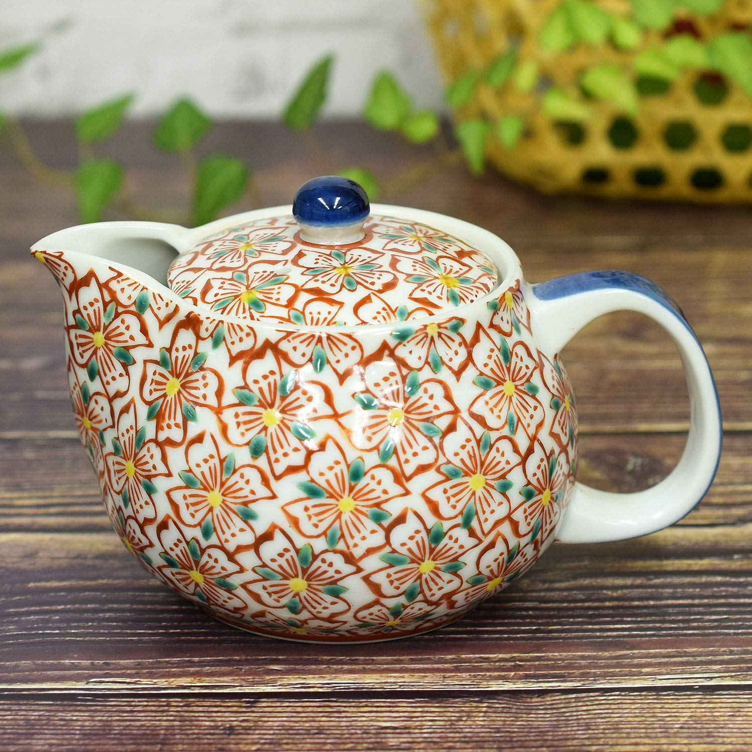 

Вадза но Кура: Стильный чайник Кутани-яки с цветочным узором и ситечком для чая. Премиальная керамическая посуда японского производства, идеально подходящая в качестве подарка на день рождения.