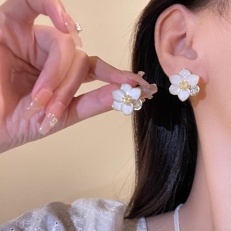 2024 High-End Floral Earrings: S925 Silver Socialite Studs with Niche Design