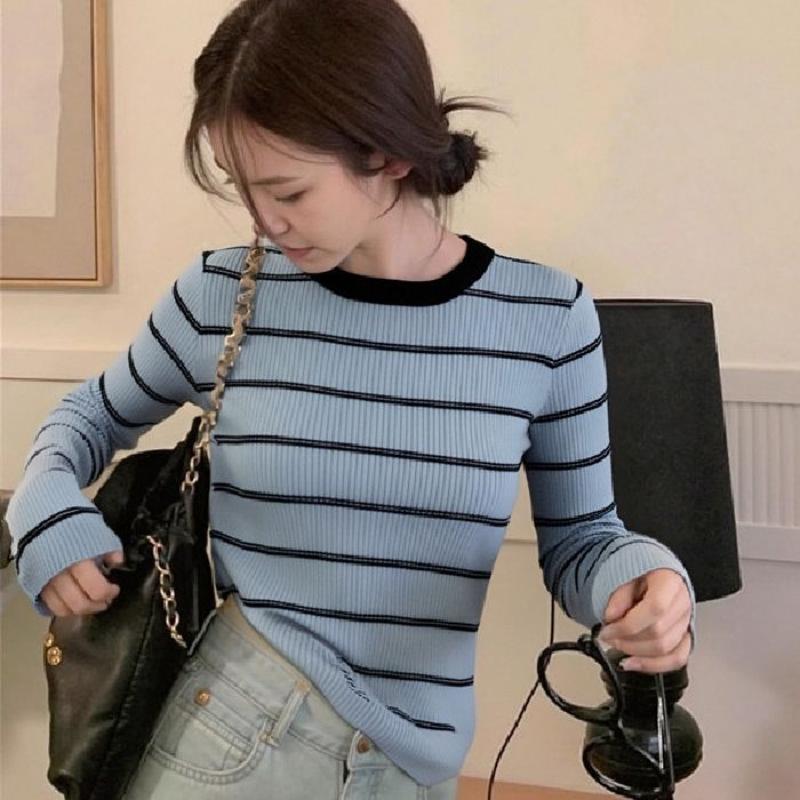 A Retro Color-blocking Striped Fitted Knitted Sweater for Women To Wear As A Base Layer In Autumn, Making Them Look Younger and Slimmer