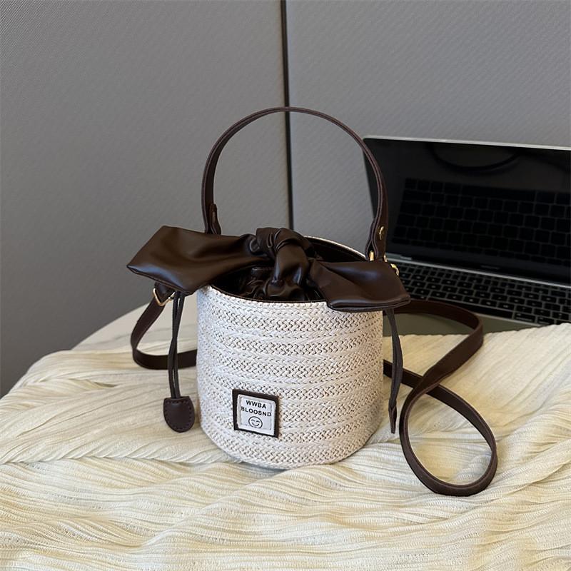 Шикарная Бежево-Хаки Плетеная Сумка-Ведро Через Плечо в Уличном Стиле с Мягкой Полиэстеровой Подкладкой бежевый