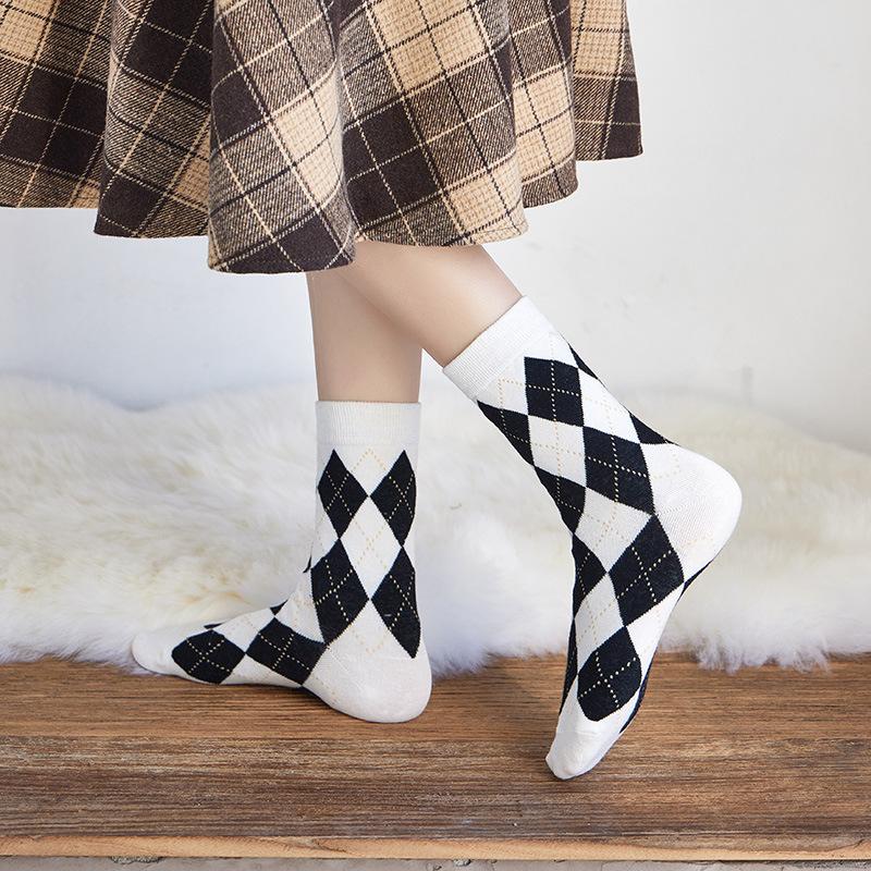 Night teaching room rhombus black and white medium tube calf socks women's spring and autumn long tube rhombus checkerboard jk college style