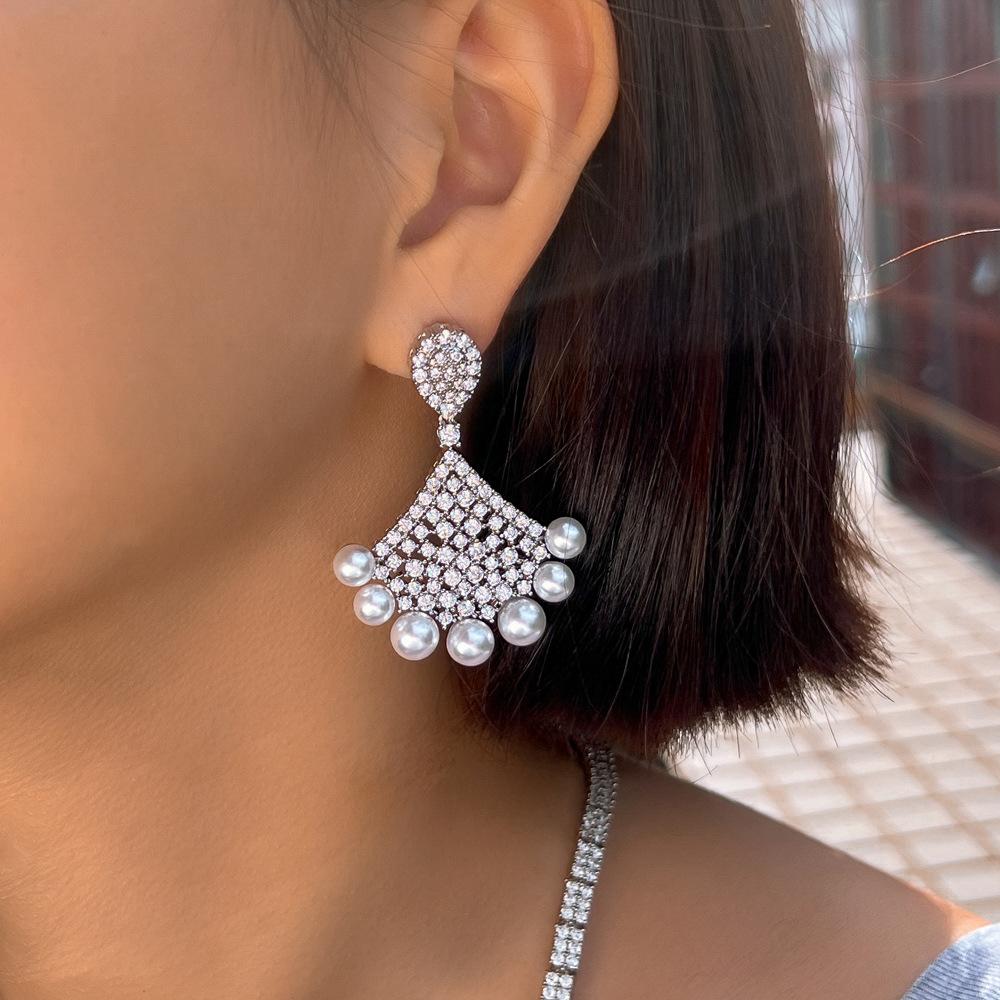 French Retro Light Luxury Temperament Pearl Earrings Fan-Shaped Texture Earrings Slightly Inlaid Zircon Ear Jewelry