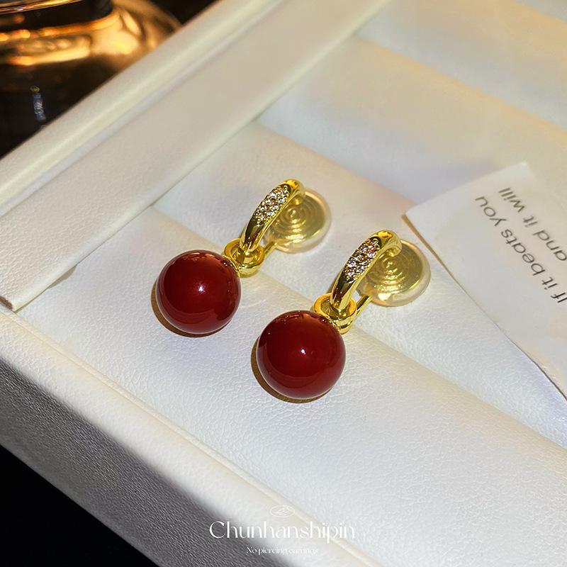 

Popular Ankola red pearl ear clips, autumn and winter fashion without ear piercings, high-end sense niche mosquito coil disc