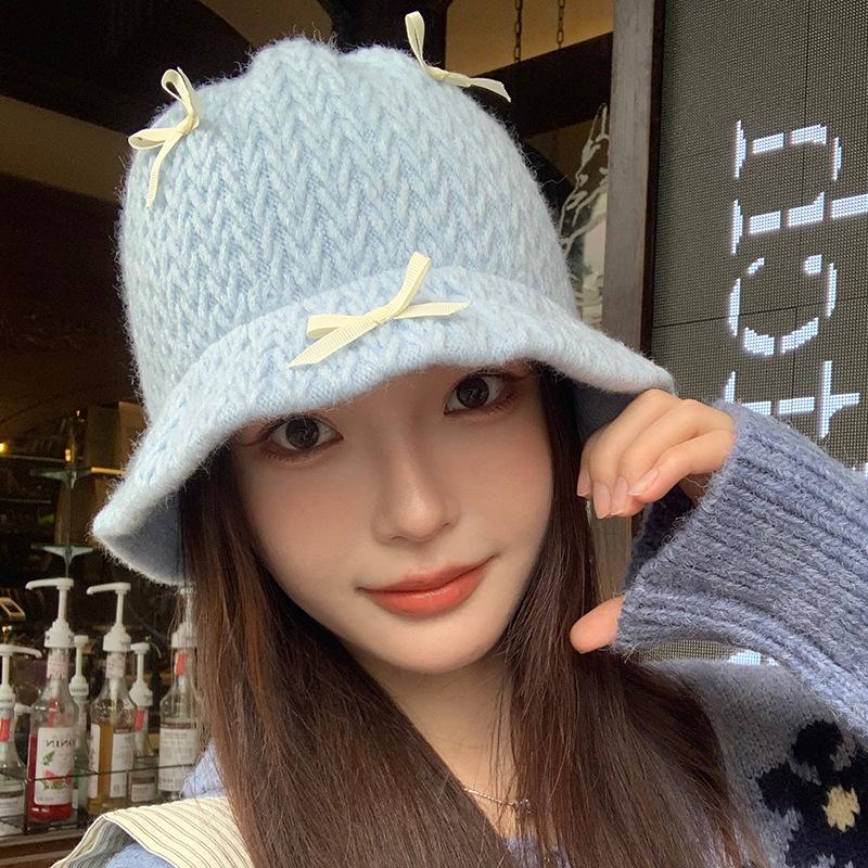 Stylowy jesienno-zimowy dzianinowy kapelusz bucket z szerokim rondem dla kobiet - odporny na zimno i korzystnie podkreślający twarz