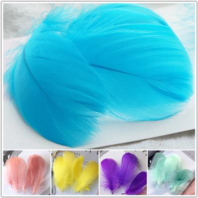 100 sztuk Naturalne Kolorowe Pióro Gęsie Pióropusz 6-12 cm do Dekoracji Ubrań Weselnych DIY Craft Feathers
