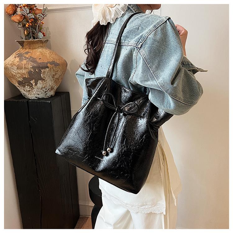 

Textured big bag women s 2025 new trendy fashion shoulder bag large capacity underarm commuter bag tote bag class bag чёрный