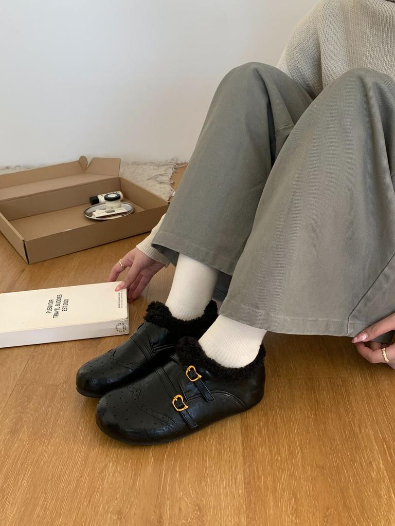 Inner height increase retro carved square head loafers women's shoes autumn and winter new British style single shoes black small leather shoes