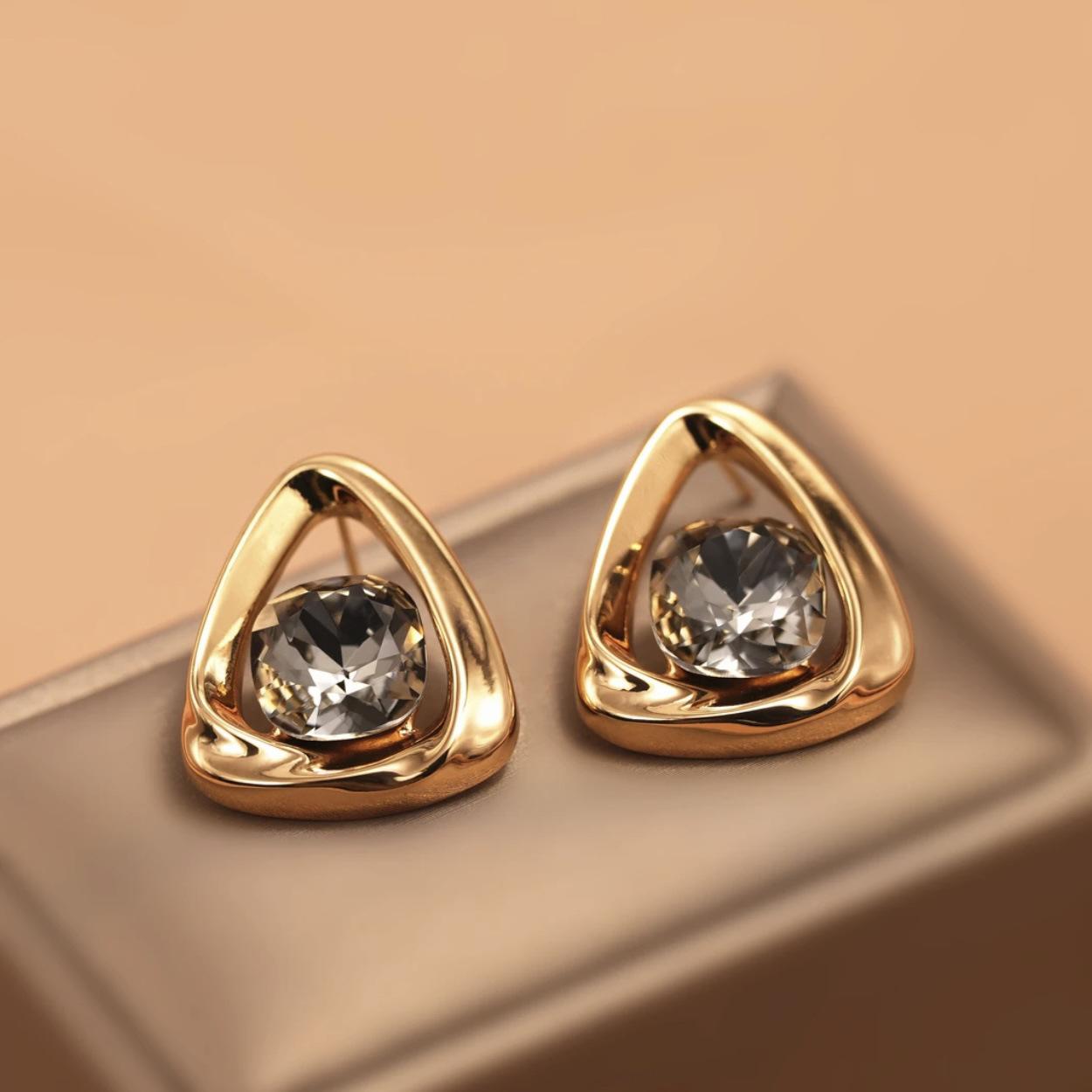 

Серьги-пусеты с бриллиантами в виде полых треугольников 2025 новинка серьги Xiaohongshu высококлассные нишевые серьги с темпераментом