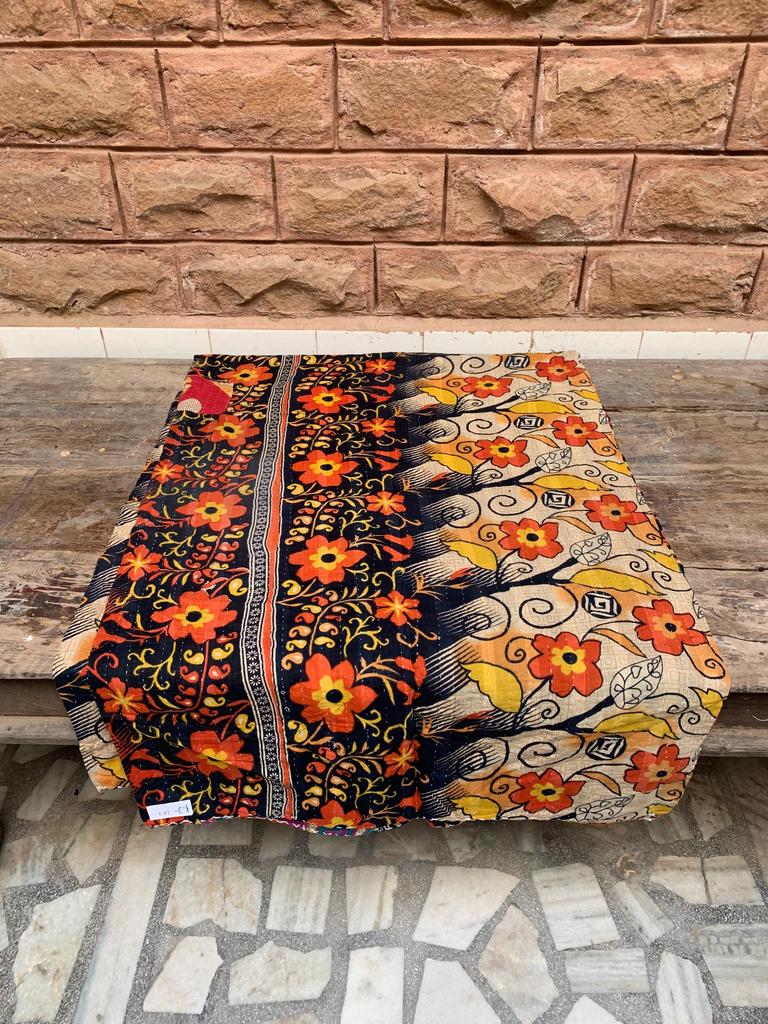 Floraler Kantha-Quilt: Wendbare indische Baumwolldecke, Bohemian Bettwäsche