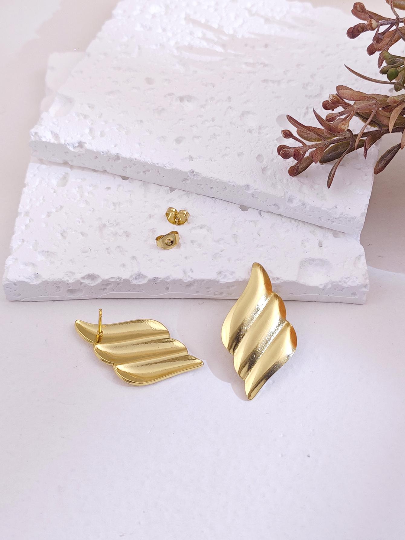 

Big Stud Earrings for Women Vintage Gold Statement Chunky Stud Earrings Geometric Lightweight Gold Earring Womens Spring Jewelry 1 Pair